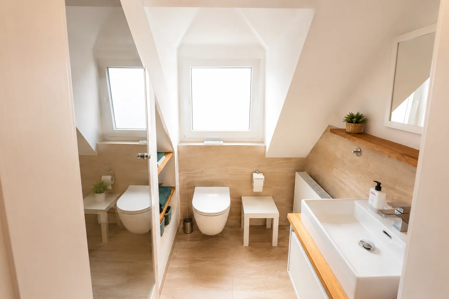 Helles Bad der Ferienwohnung Horn Remscheid mit Dusche, WC und Waschbecken