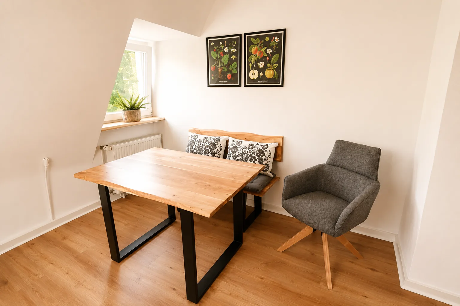 Essbereich der Ferienwohnung Horn Remscheid mit Tisch und Sitzgelegenheiten