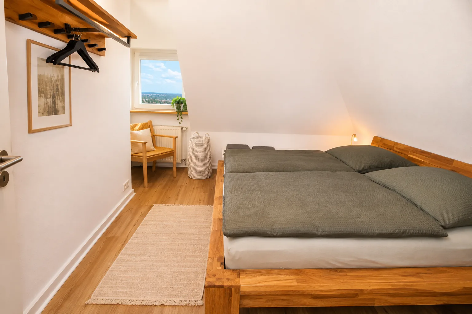 Schlafzimmer mit Holzbett in der Ferienwohnung Horn Remscheid