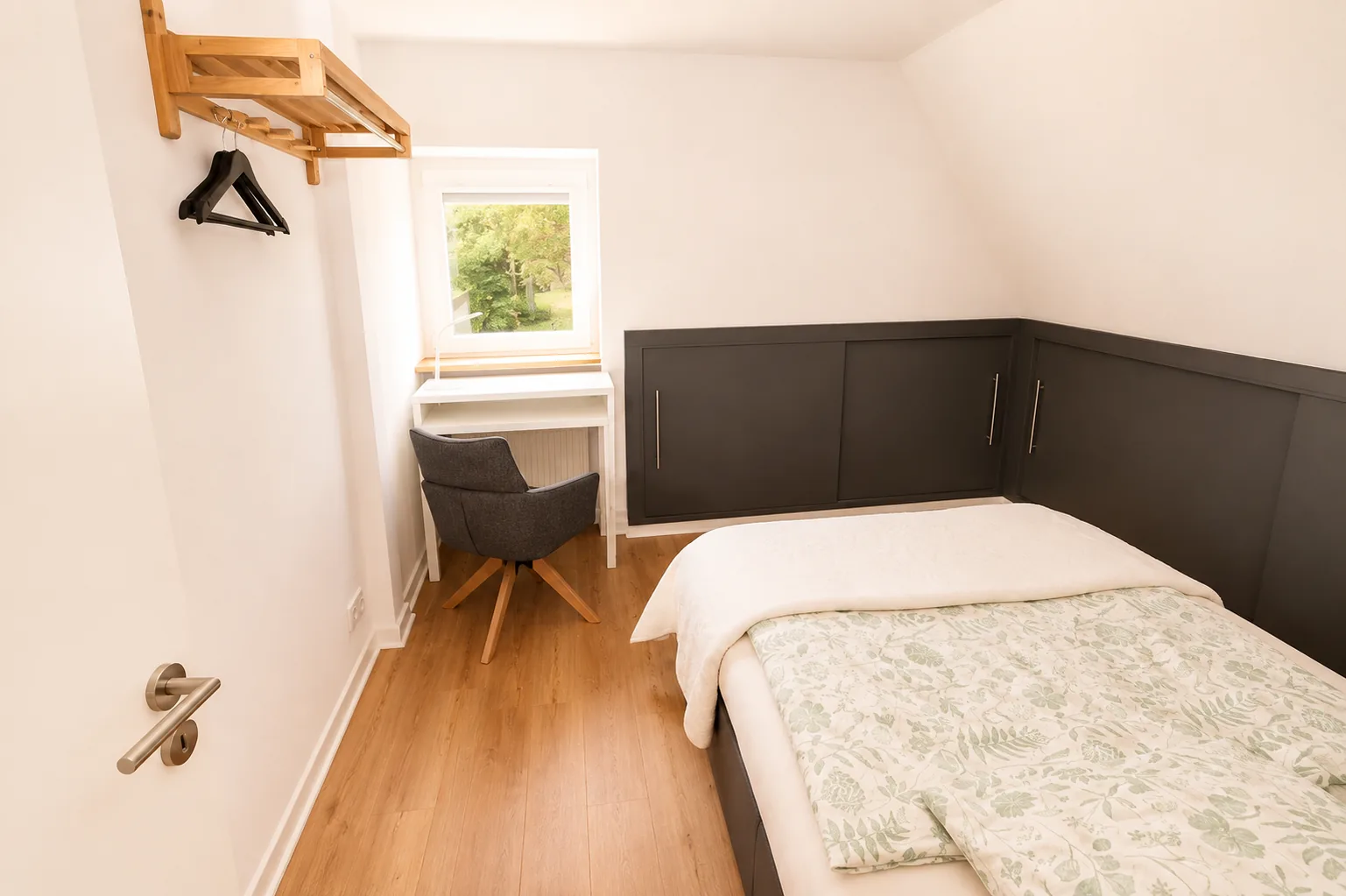 Zimmer mit Schreibtisch für berufliche Aufenthalte in Remscheid